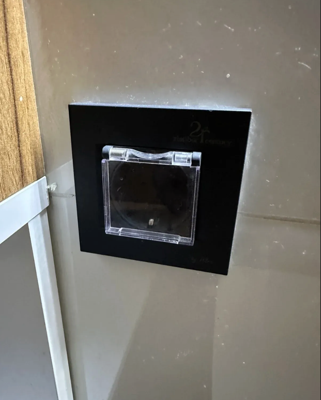 Prekidači i utičnice i uticnice sa poklopcem, Crne boje