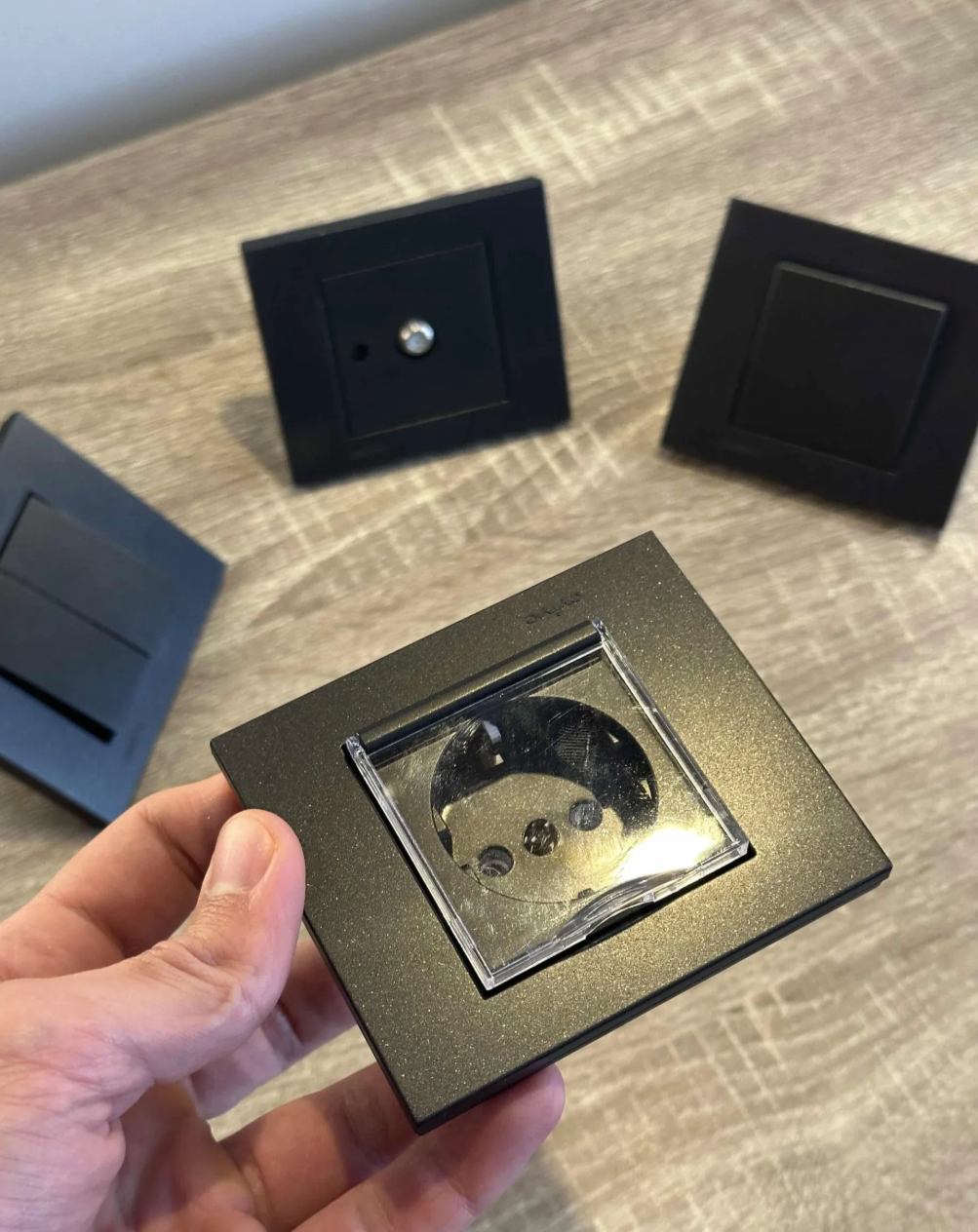 Prekidači i utičnice i uticnice sa poklopcem, Crne boje