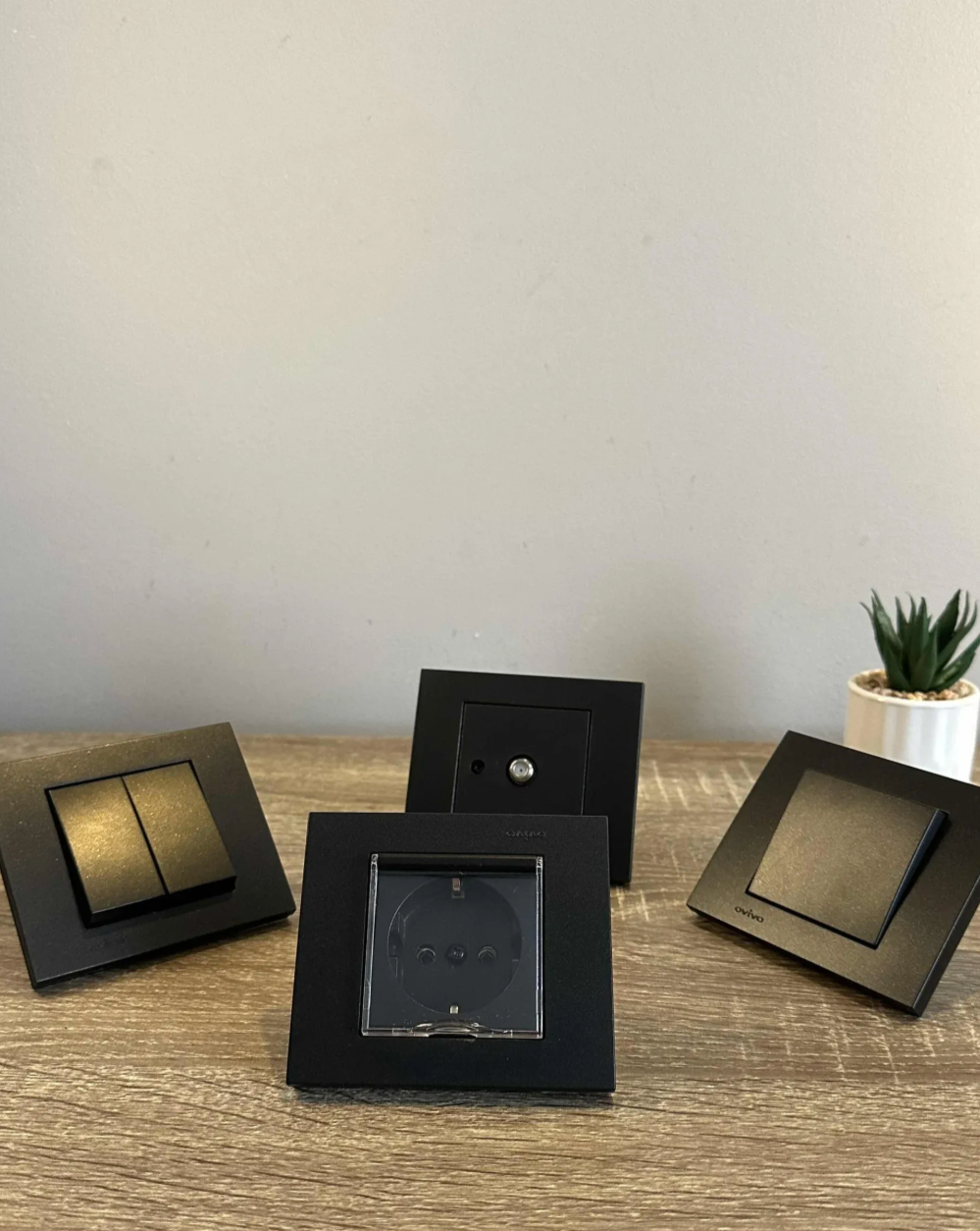 Prekidači i utičnice i uticnice sa poklopcem, Crne boje