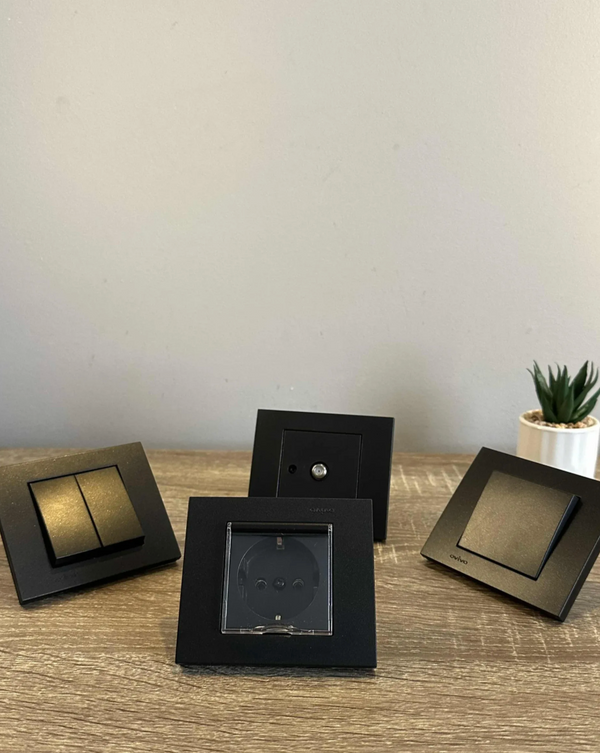 Prekidači i utičnice i uticnice sa poklopcem, Crne boje