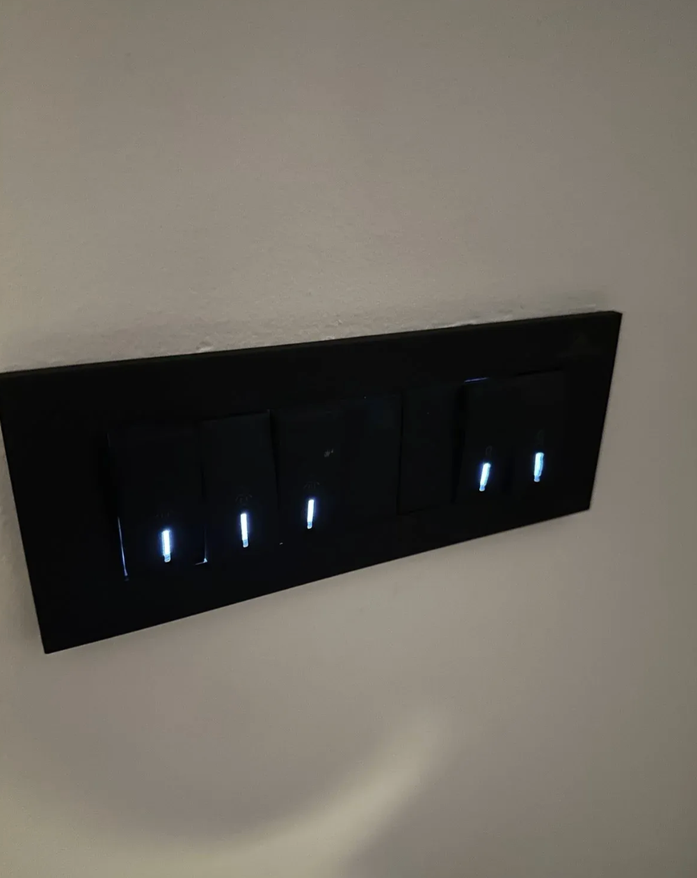 Prekidači i utičnice i uticnice sa poklopcem, Crne boje